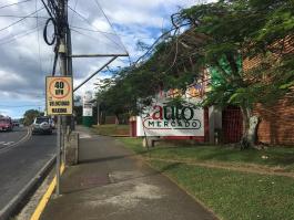 Auto Mercado sign